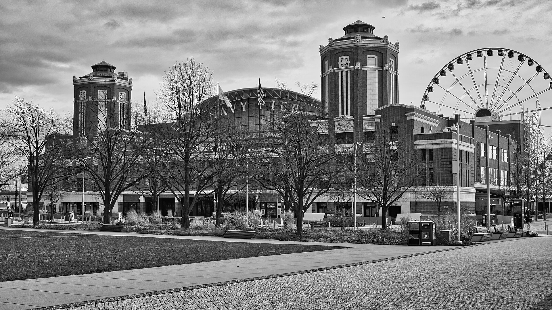 Navy Pier's main entrance from Polk Bros Park
