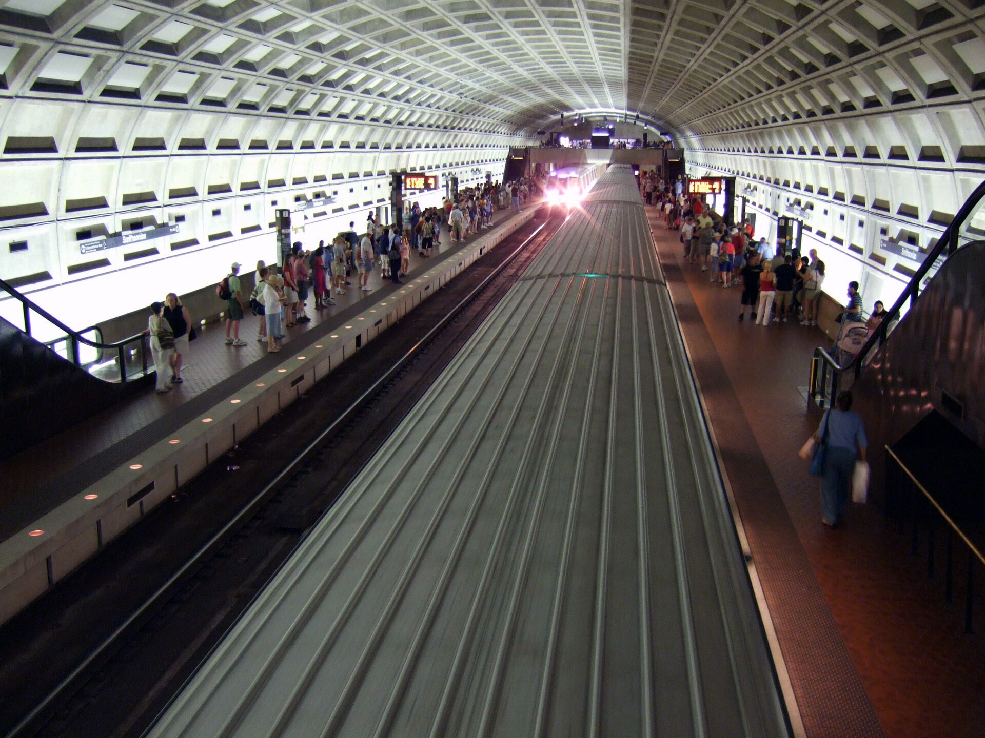Train arriving at Smithsonian Metro station