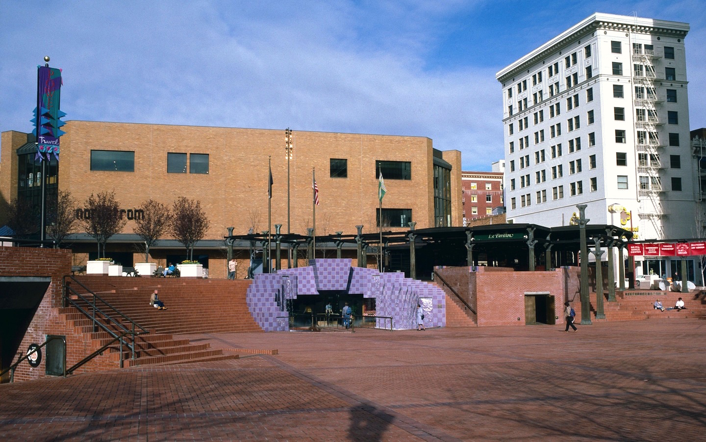 Pioneer Courthouse Square in 1986