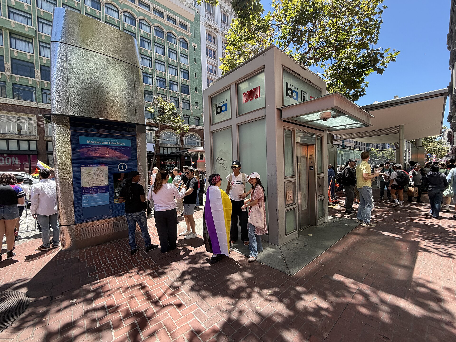 Street-level elevator at Powell station, leading down to the concourse