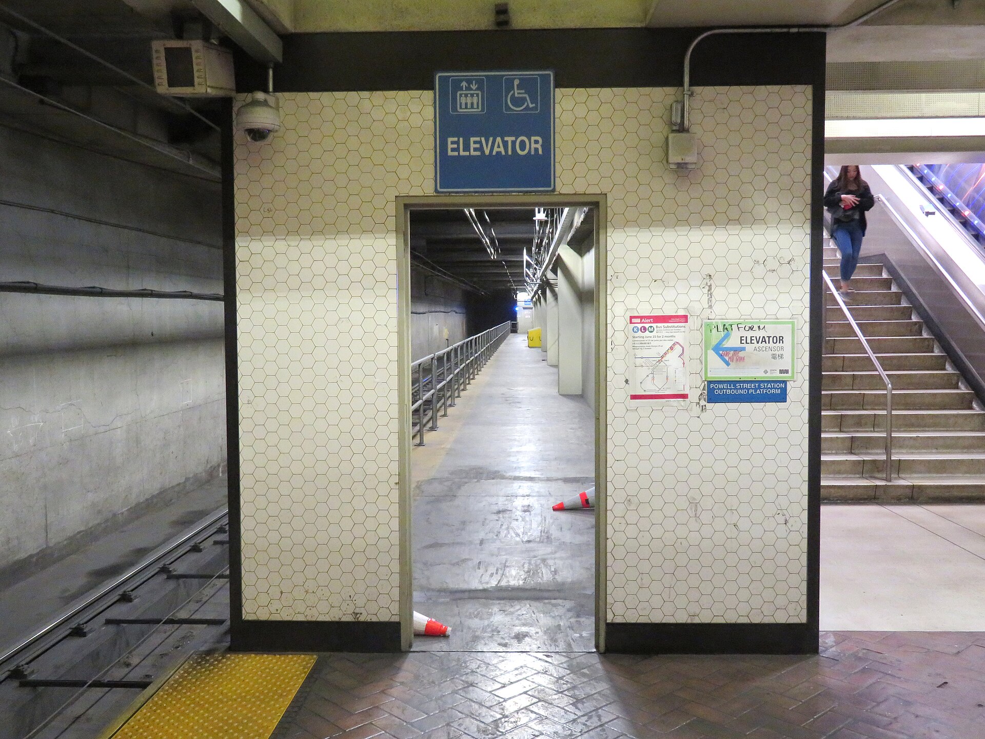 Elevator doorway on the Muni platform at Powell station